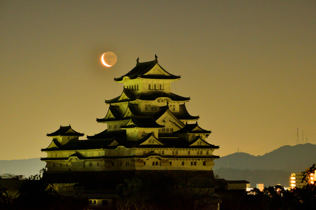 姫路城と二十六夜の月
