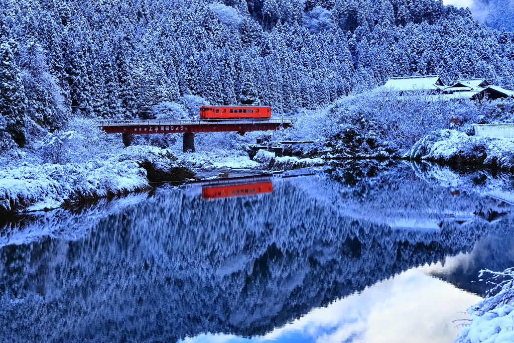 雪景色の中を行くタラコ