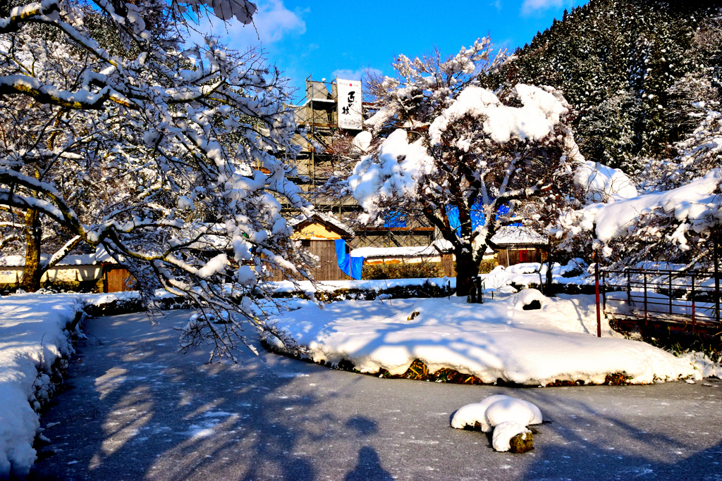 雪の千年家　改装中？
