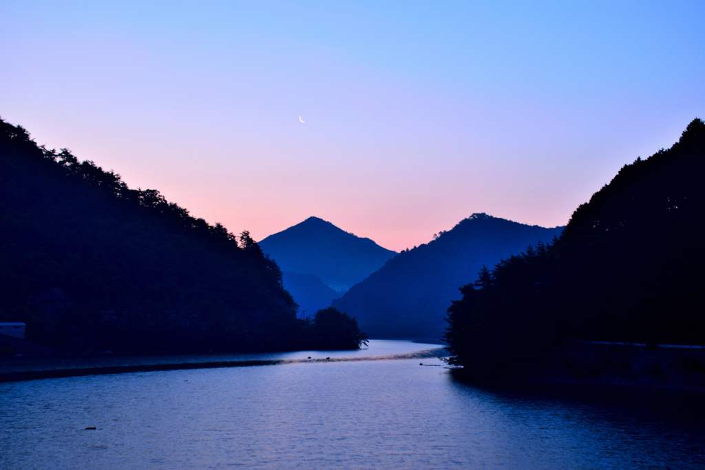 銀山湖の夜明け