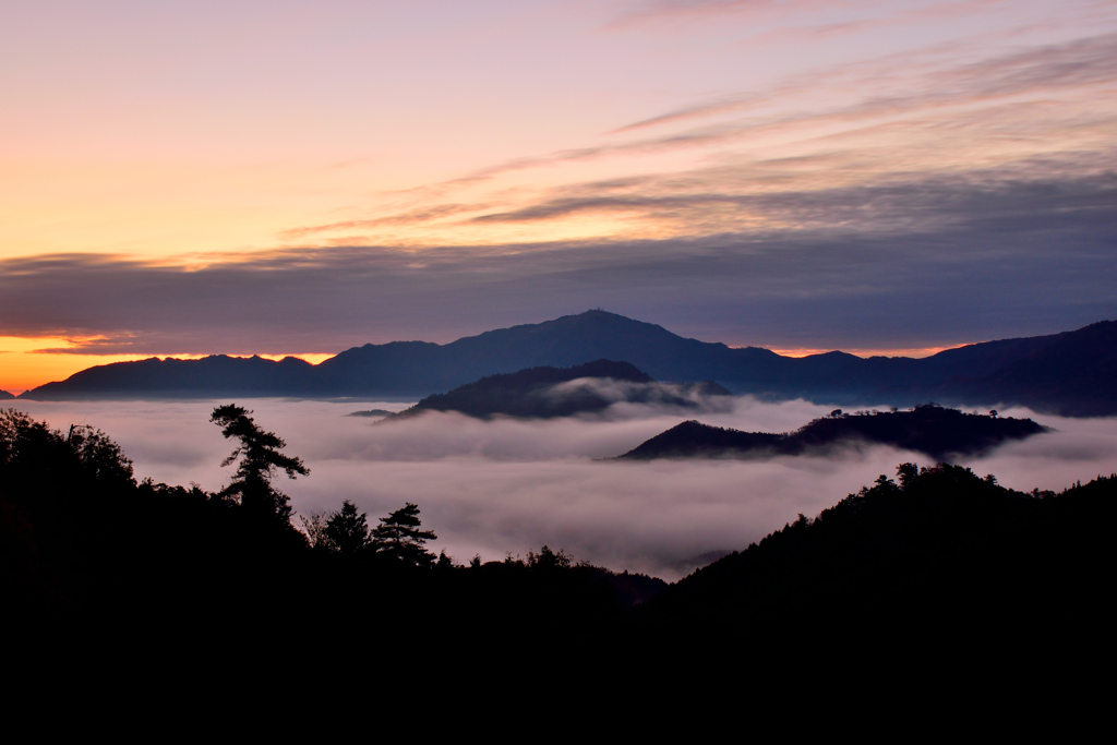 厚い雲に遮られ日の出は見えず