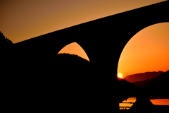 虎臥城大橋と日の出