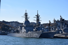 試験艦　あすか(6102)　と　護衛艦　おおなみ(111)