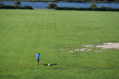 サッカー少年と緑のピッチ