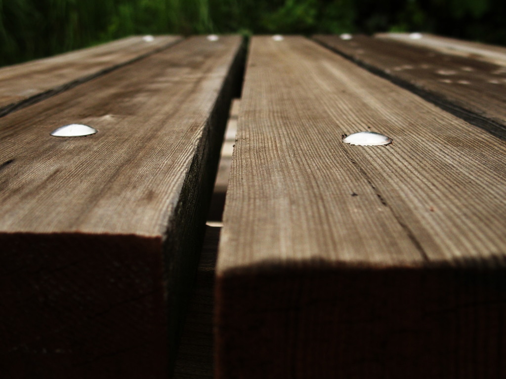 公園の木製テーブル