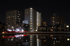 水面に映る都市
