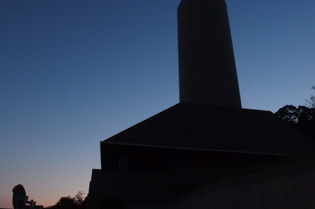 「天刺す円塔」