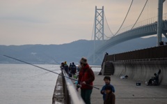 「釣り人と橋」