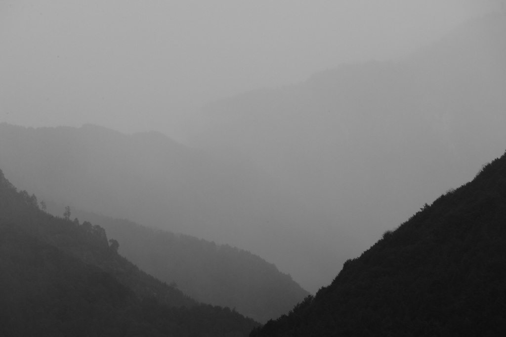「九十九折り為す霞山」