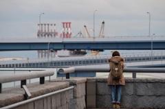 「工場群と黄昏る少女」