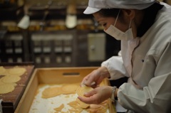 「炭酸せんべい・制作現場」