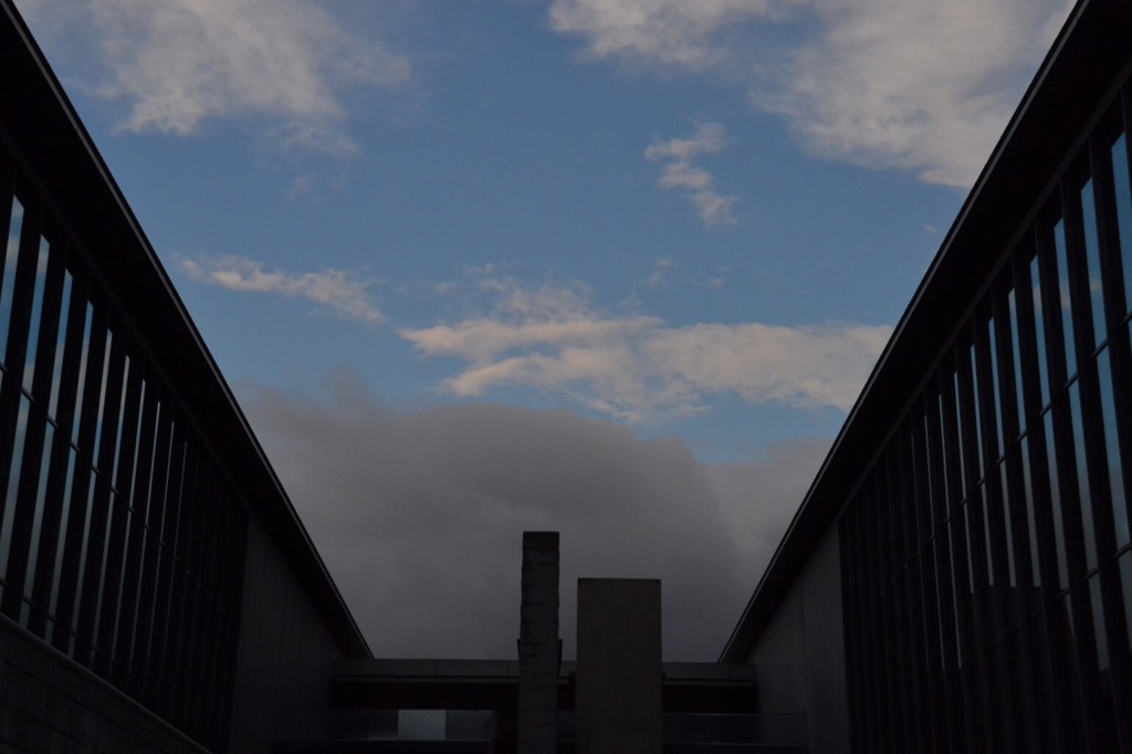 「鉄筋コンクリートと空」