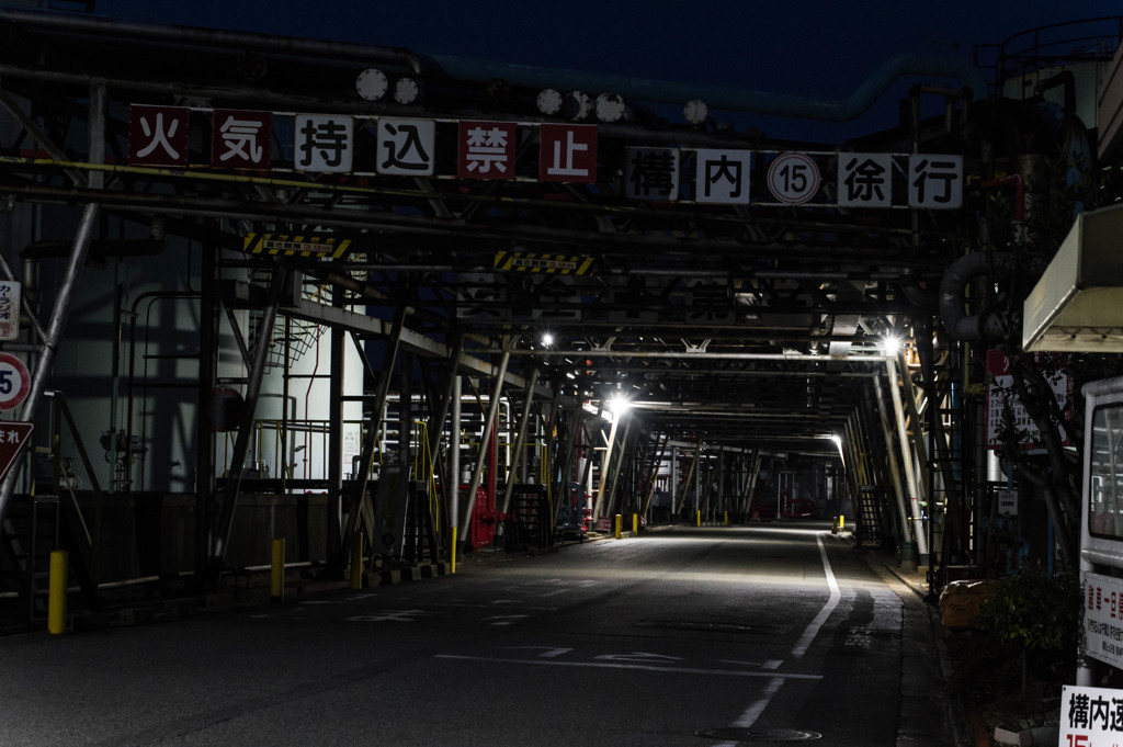 夜の工場