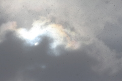 雪の舞う空と太陽