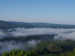 雲海に沈む町