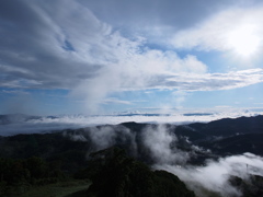 雲、踊る