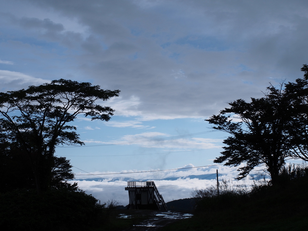 雲、地に満つ