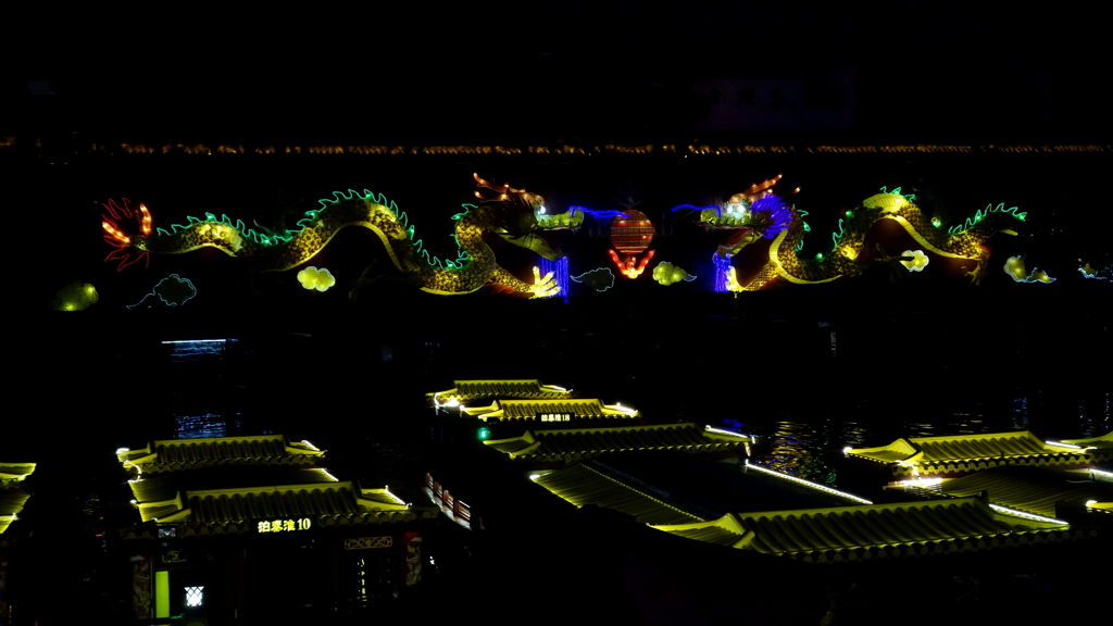 向かい合うドラゴン