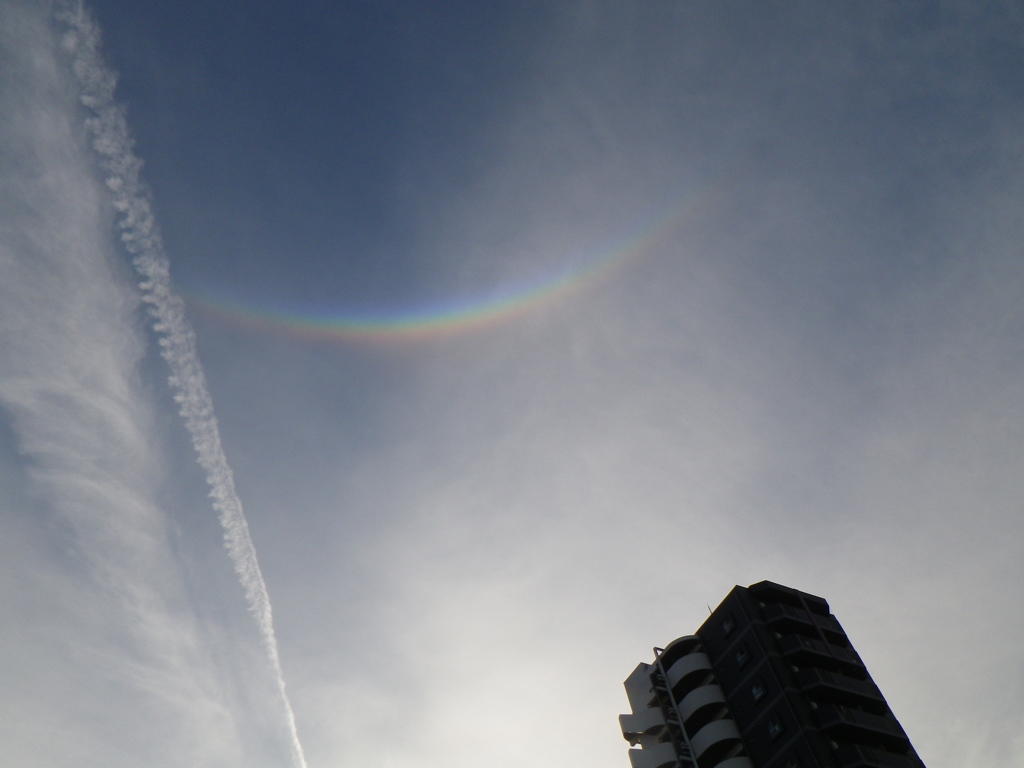 虹と飛行機雲
