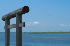 河畔の鳥居