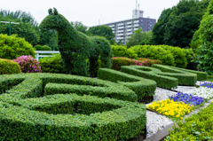 馬とロゴの植え込み