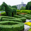 馬とロゴの植え込み