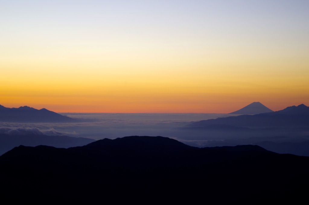 夕暮れ時の雲海と富士