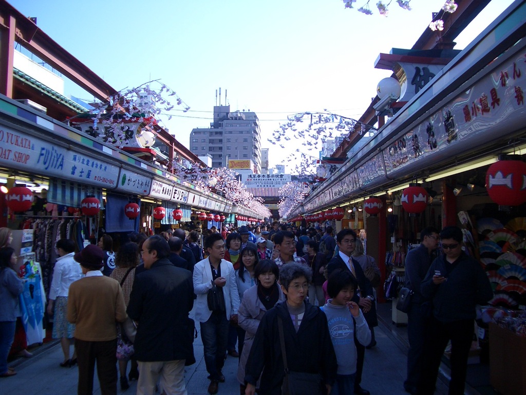 浅草の仲見世商店街（大橋直久）