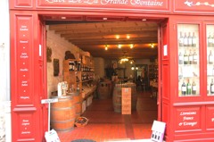Saint-Emilion村内のワインを売る店