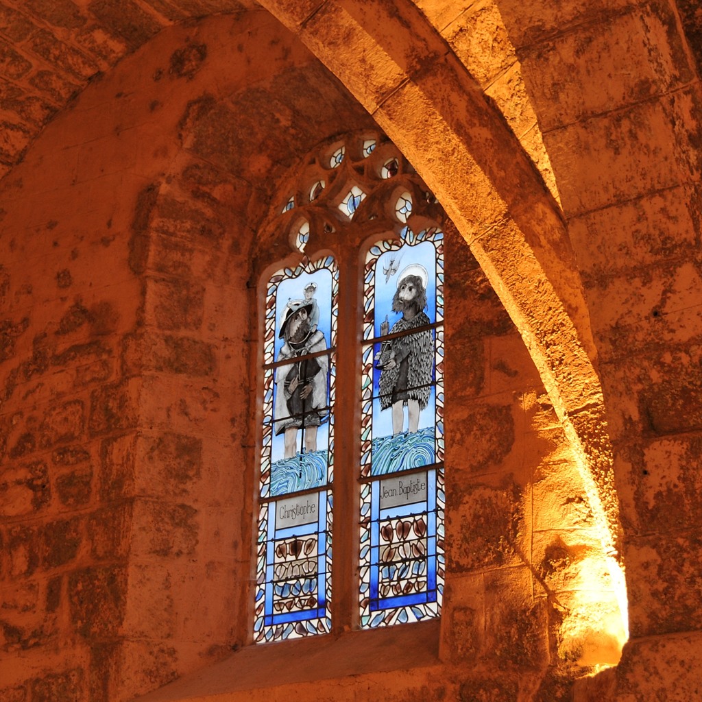 La Couvertoirade村の小さな教会の内部