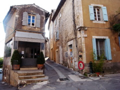 Menerbes村街角