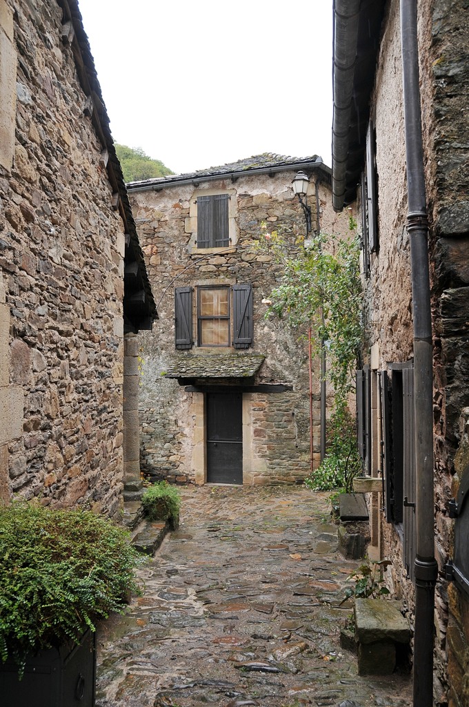 Brousse-le-Chateau村街角