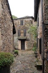 Brousse-le-Chateau村街角