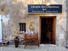 Saint-Emilion村内の古本屋さん