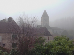 霧のSaint Leon sur Vezere村