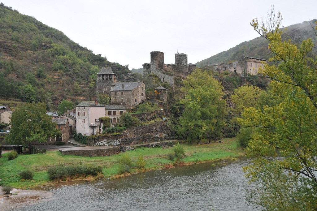 Brousse-le-Chateau村