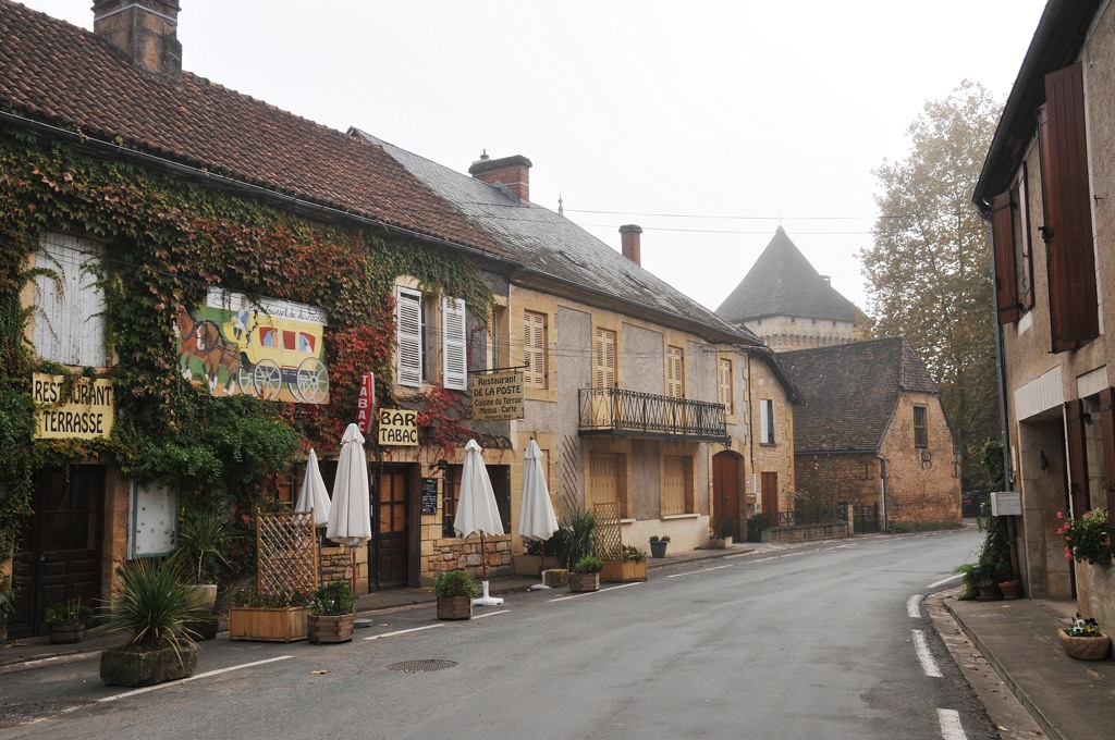 Saint Leon sur Vezere村の街角