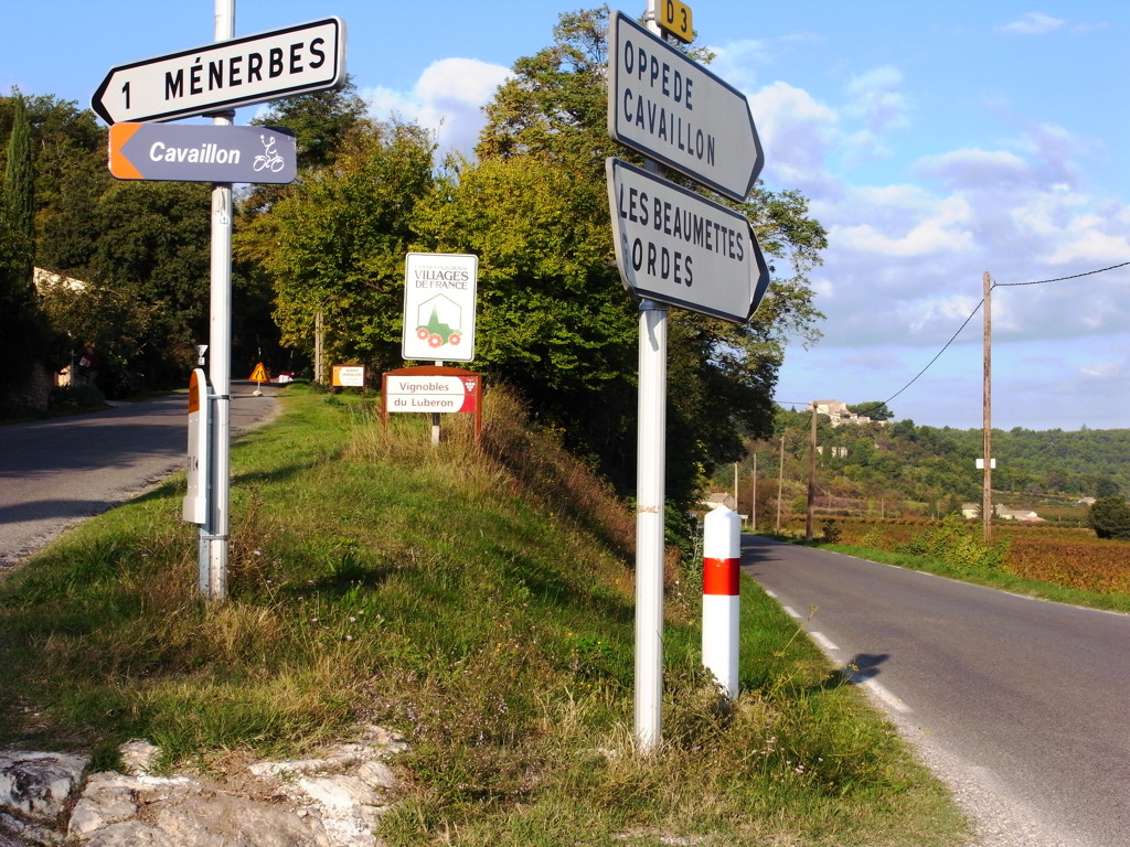 Menerbes村への道路標識