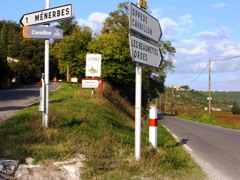 Menerbes村への道路標識
