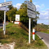 Menerbes村への道路標識