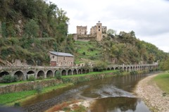 Saint-Martin-Laguepieの廃城とTARN川