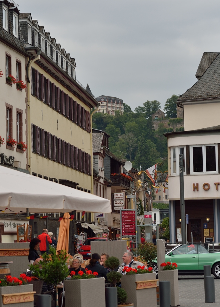 ライン川沿いのレストランからの古城ホテル