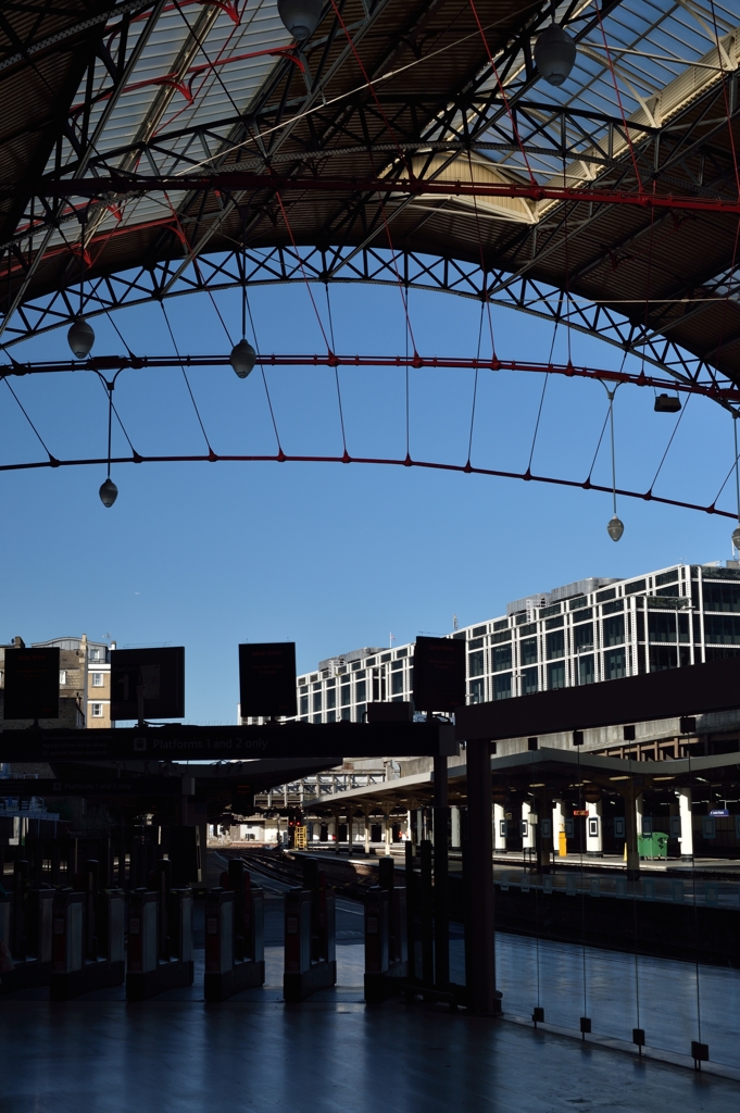 早朝の鉄道駅