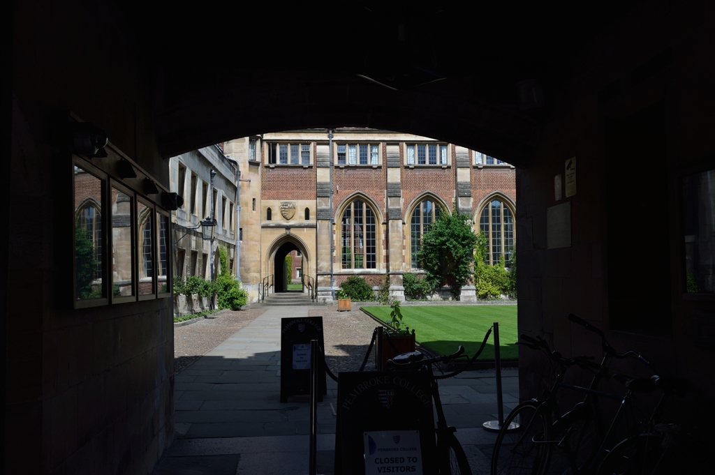 卒業試験中の大学