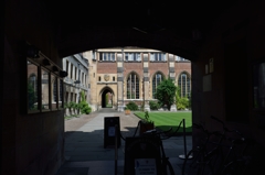 卒業試験中の大学
