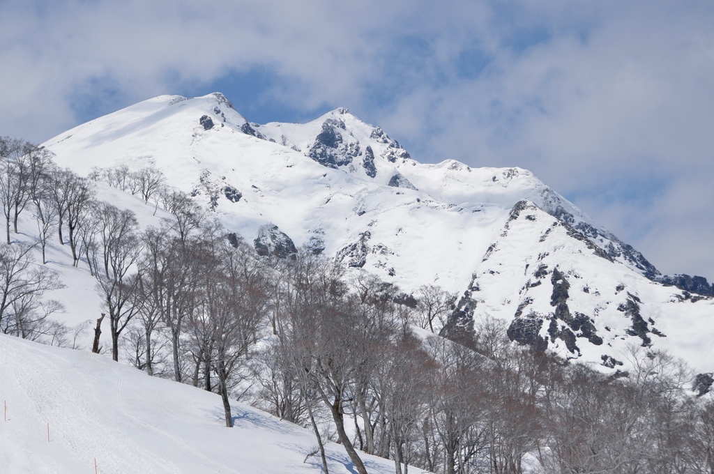 春の谷川岳