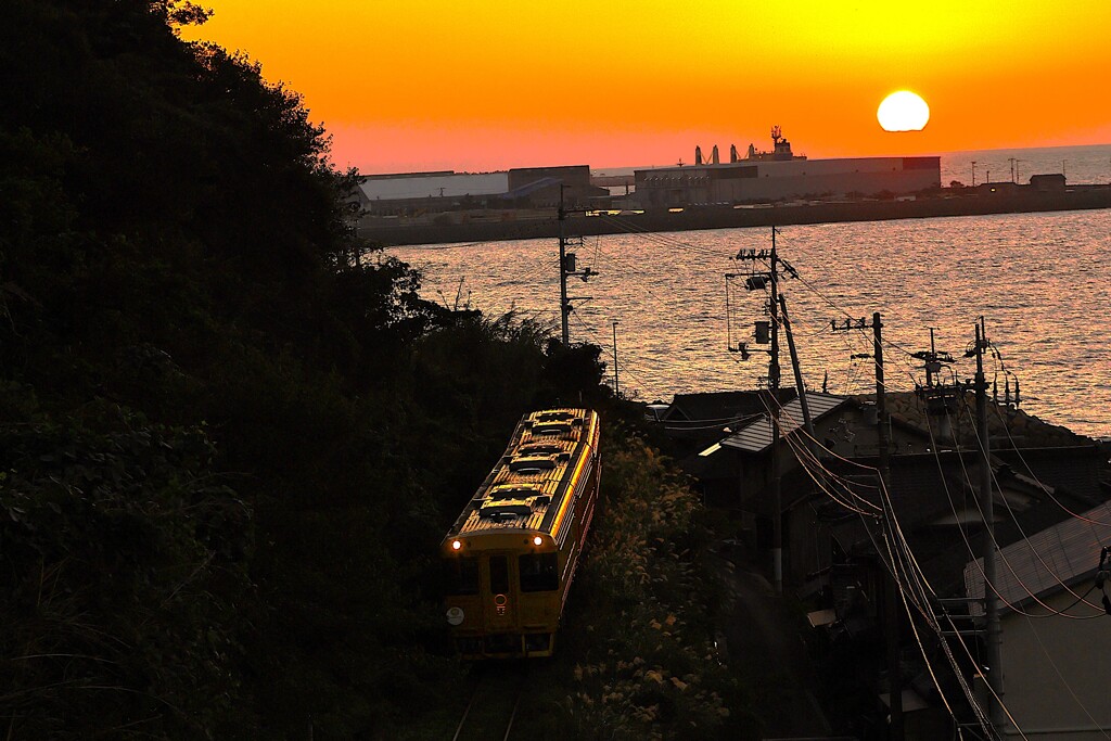 伊予灘ものがたりと夕日