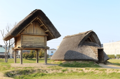 登呂遺跡　高床式倉庫と竪穴式住居