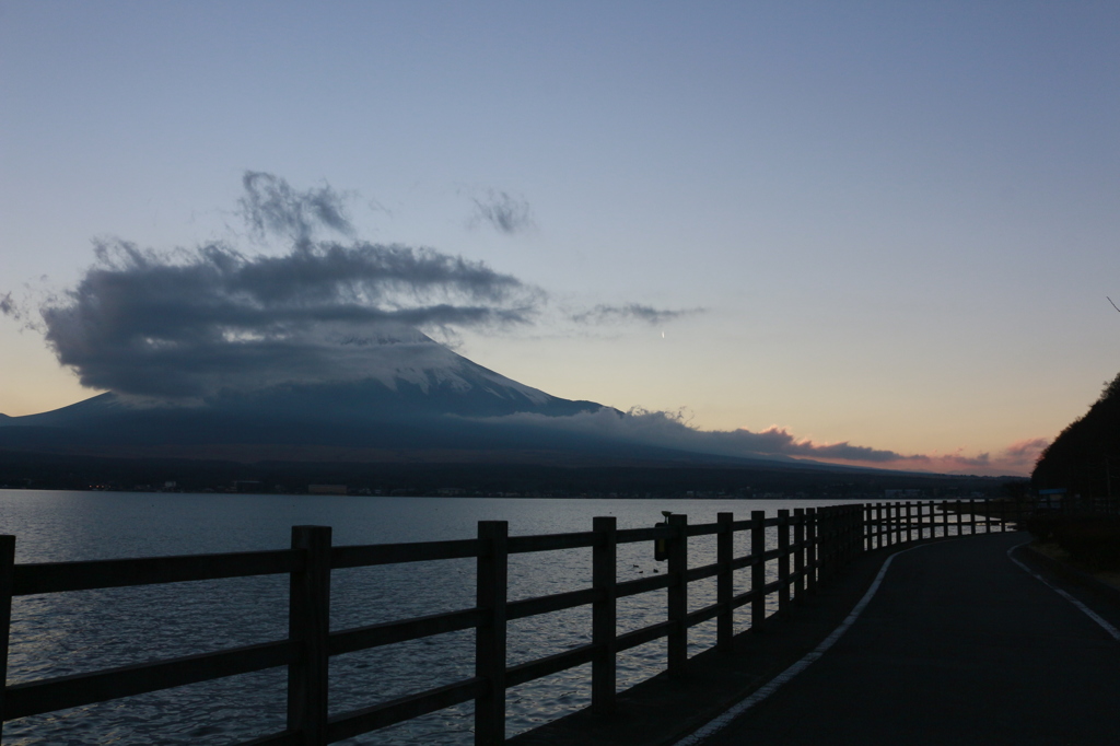 薄暮時の河口湖