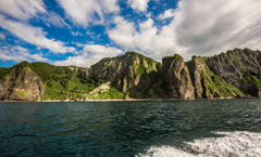 海に浮かぶ岩峰